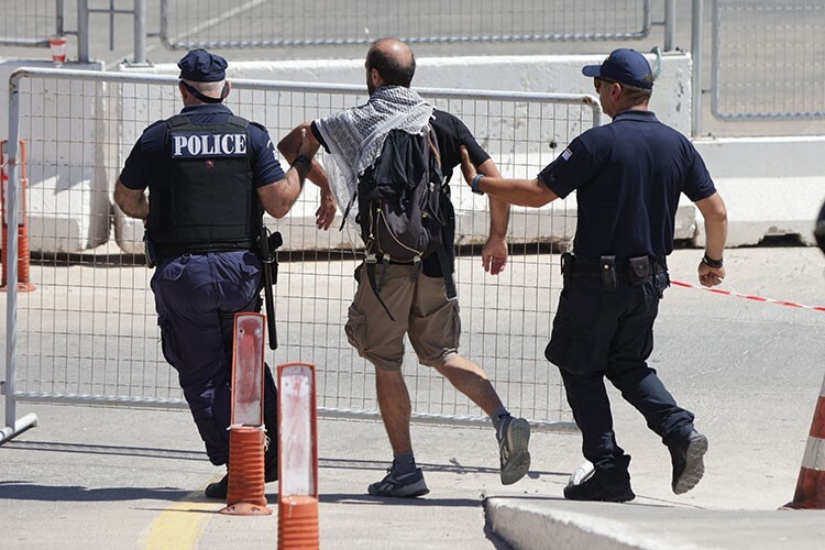 Girit’e gelen İsrailli turistler, İsrail saldırılarının protesto edildiği eylemle karşılandı