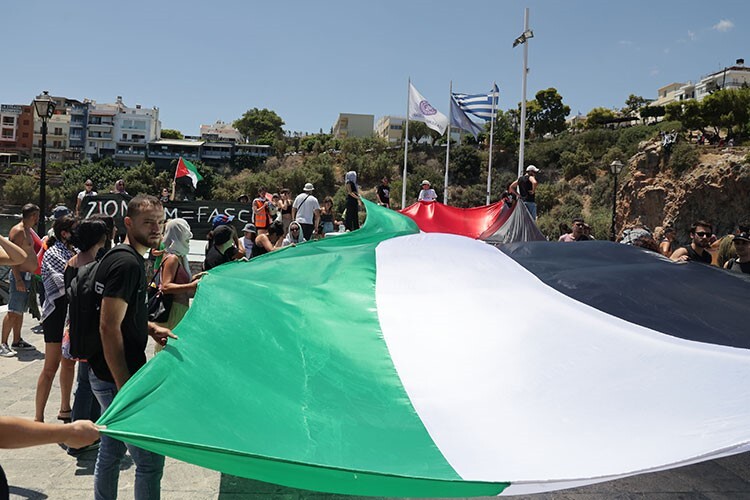 Girit’e gelen İsrailli turistler, İsrail saldırılarının protesto edildiği eylemle karşılandı