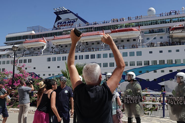 Girit’e gelen İsrailli turistler, İsrail saldırılarının protesto edildiği eylemle karşılandı