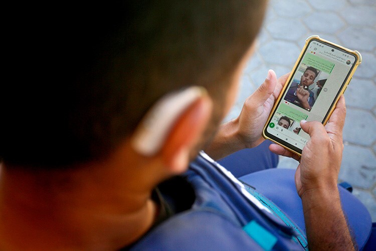 İşitme engelli Filistinli, Gazze'de yaşananları