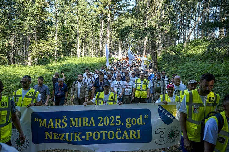 Srebrenitsa Soykırımı kurbanları anısına yapılan “Barış Yürüyüşü “ başladı