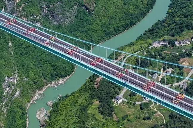 Çin dünyanın en büyük köprüsünü hizmete açtı