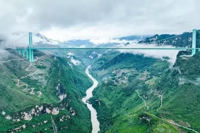 Çin dünyanın en büyük köprüsünü hizmete açtı