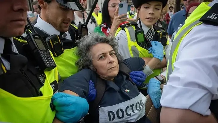 Londra’da yasaklı ‘Palestine Action’ grubuna destek eyleminde 890 gözaltı