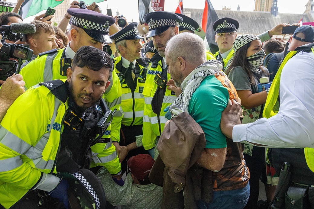 Londra’da yasaklı ‘Palestine Action’ grubuna destek eyleminde 890 gözaltı