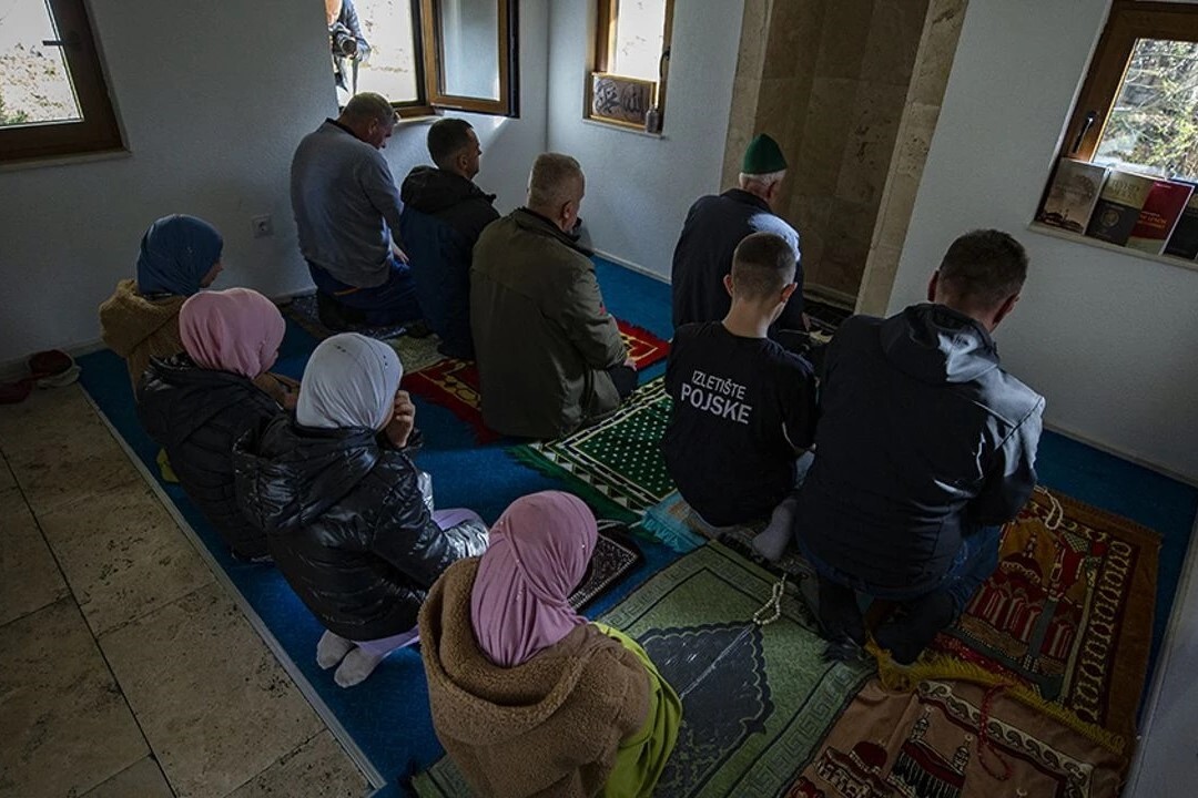 Bosna Hersek'in en küçük camilerinden birisinde en fazla 10 kişi ibadet edebiliyor