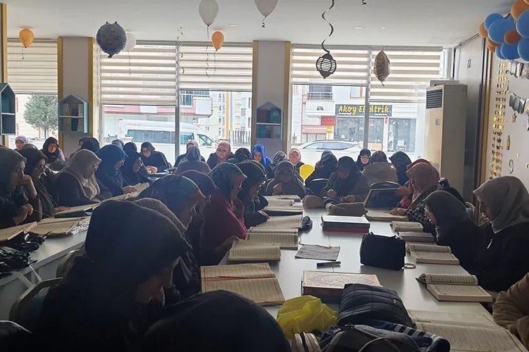 Atakum'da gençler mukabele geleneğini yaşatıyor