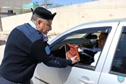 Mısırlı polis vatandaşlara Kur’an-ı Kerim hediye etti