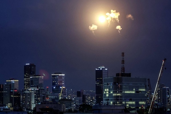 Hayfa ve Tel Aviv ateş altında