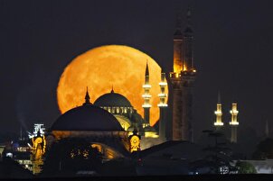 İstanbul’da kartpostallık dolunay manzarası