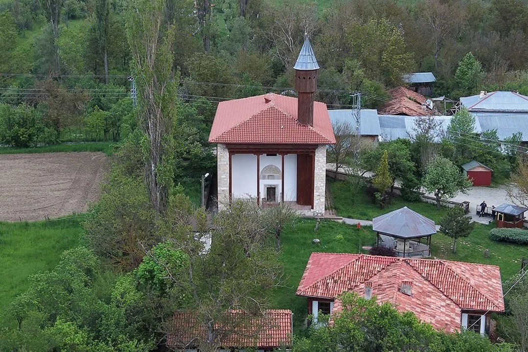 UNESCO Dünya Mirası Listesi'ndeki 660 yıllık caminin kapısı müzede sergileniyor