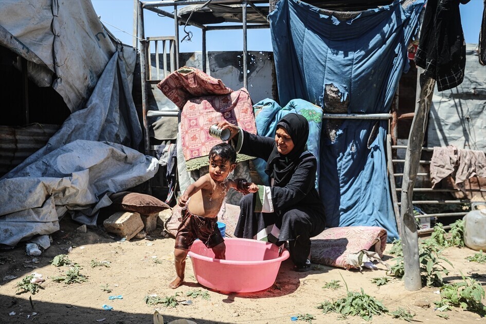 Gazze'de İsrail'in yerinden ettiği Filistinliler haşereler, sıcak hava ve su kıtlığıyla mücadele ediyor