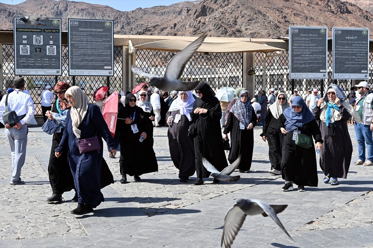 Medine'deki mukaddes mekan ve alanlarda hacıların ziyaretleri sürüyor