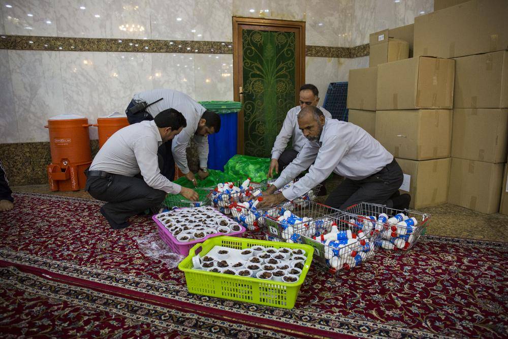 کربلاء؛حرم علمدار میں ہزاروں روزہ داروں کے لیے دسترخوان کا انتظام+عکس