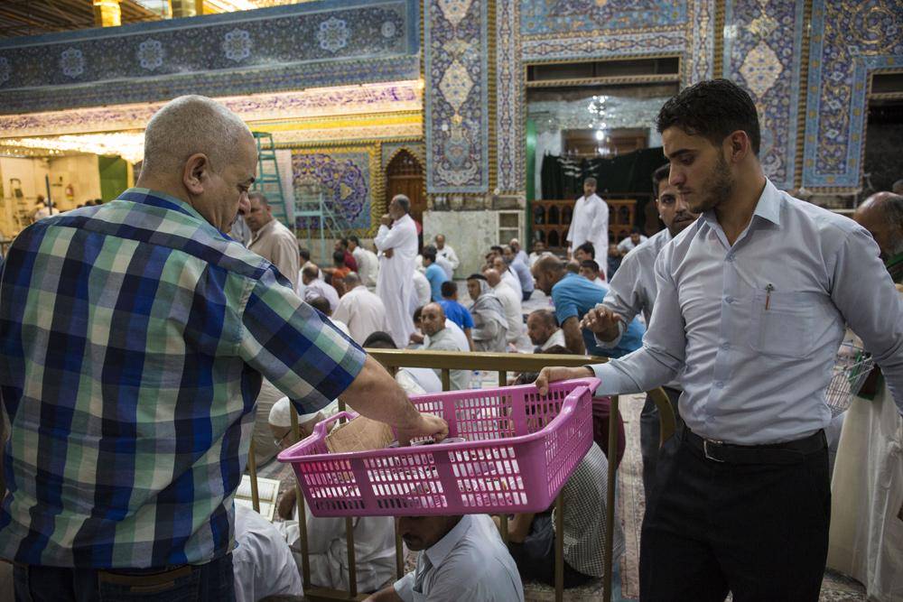 کربلاء؛حرم علمدار میں ہزاروں روزہ داروں کے لیے دسترخوان کا انتظام+عکس