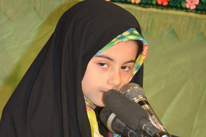 سات سالہ حافظہ محدثه استنبول کی مساجد میں + فوٹو