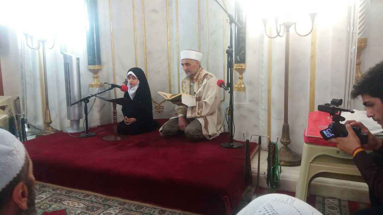 سات سالہ حافظہ محدثه استنبول کی مساجد میں + فوٹو