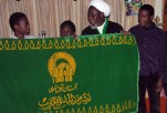 حضرت امام علی رضا علیہ السلام کے روضہ منورہ کا مبارک پرچم شیخ زکزکی کو پیش