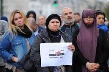 دو مسلمان امریکن خواتین کی توہین کے خلاف احتجاج
