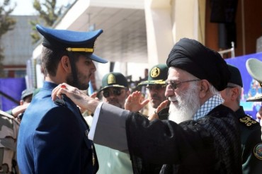 مسلح افواج کو ہر وقت کردار ادا کرنے کے لیے تیار رہنا چاہیے: رہبر معظم مسلح افواج کو ہر وقت کردار ادا کرنے کے لیے تیار رہنا چاہیے: رہبر معظم
