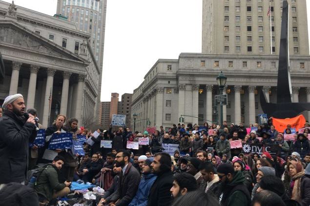نیویارک؛مسلمانوں کی حمایت میں انسانی زنجیر کی تشکیل نیویارک؛مسلمانوں کی حمایت میں انسانی زنجیر کی تشکیل