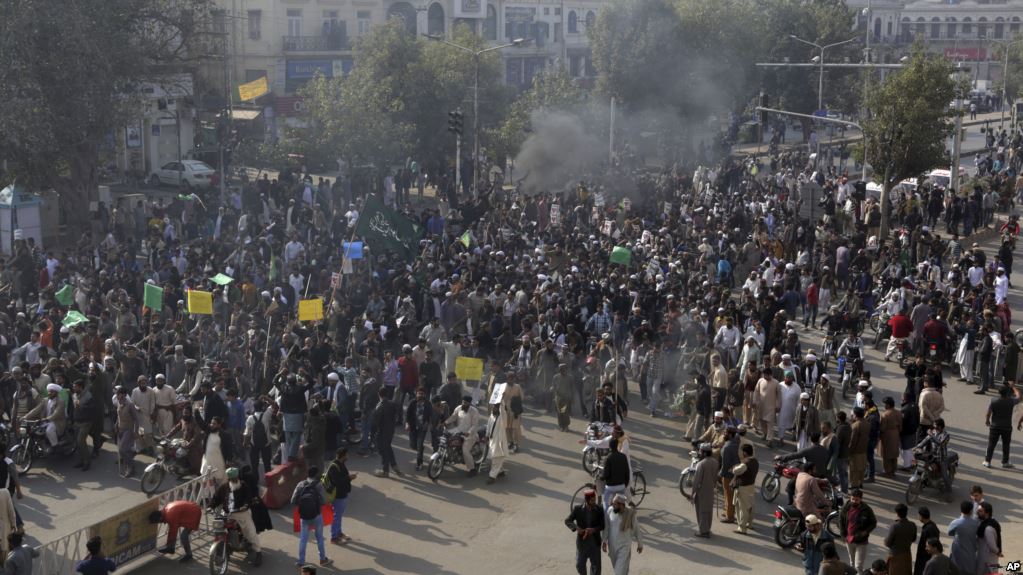 اسلام آباد میں غیر معینہ مدت کے لیے فوج طلب/ ختم نبوت مظاہرین بدستور شہر پر قابض اسلام آباد میں غیر معینہ مدت کے لیے فوج طلب/ ختم نبوت مظاہرین بدستور شہر پر قابض