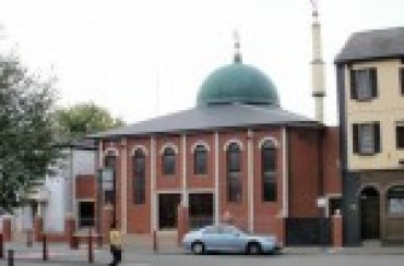 مسجد دیکھ کر عیسائی خاتون زاروقطار رونے لگی مسجد دیکھ کر عیسائی خاتون زاروقطار رونے لگی
