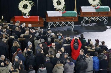 کینیڈا؛ مسجد «کیوبک» کے شہدا کی تشیع جنازہ میں ہزاروں افراد کی شرکت کینیڈا؛ مسجد «کیوبک» کے شہدا کی تشیع جنازہ میں ہزاروں افراد کی شرکت