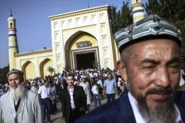 چین مشرقی ترکستان کے مسلمانوں کی عبادت میں رکاوٹ/ نماز پڑھنے میں بھی مداخلت چین مشرقی ترکستان کے مسلمانوں کی عبادت میں رکاوٹ/ نماز پڑھنے میں بھی مداخلت