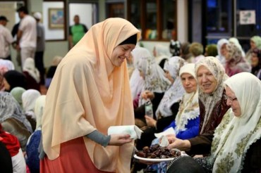 امریکہ؛ «میریلینڈ» میں نیاز مندوں کے لیے افطاری کا اہتمام امریکہ؛ «میریلینڈ» میں نیاز مندوں کے لیے افطاری کا اہتمام