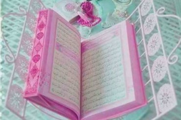 عربی بازاروں میں رنگین قرآن کی فروخت پر نیا مسئلہ عربی بازاروں میں رنگین قرآن کی فروخت پر نیا مسئلہ