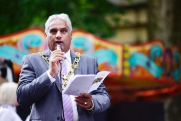 آکسفورڈ کے سابق میر کی اسلامی گروپوں کو ضم کرنے کی تاکید آکسفورڈ کے سابق میر کی اسلامی گروپوں کو ضم کرنے کی تاکید