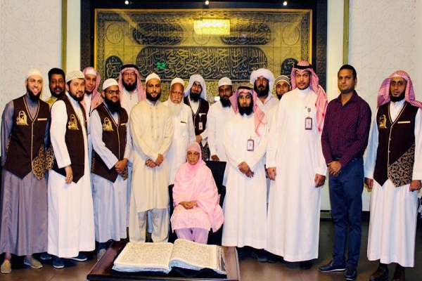 مدینہ منورہ ؛کپڑے پر کڑھائی سے قرآن لکھنے کا اعزاز + تصاویر