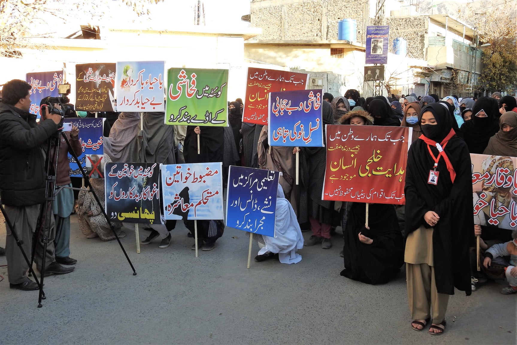 اسلامی اور قبائلی اقدار والے معاشرے میں خواتین کی تذلیل برداشت نہیں- ریلی مقررین