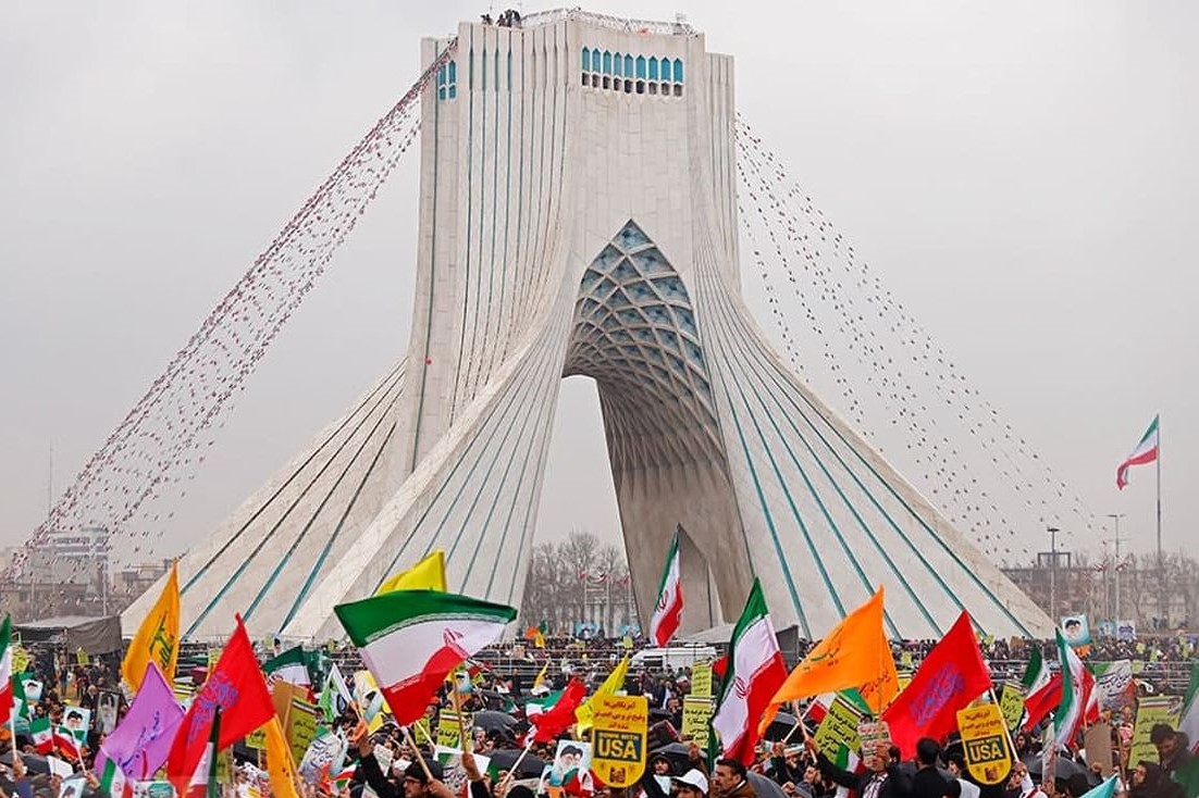اللہ اکبر کے نعروں سے ایران میں جشن انقلاب کا آغاز