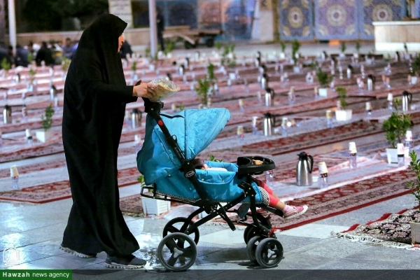 زائرین اور مجاورین حرم امام رضا(ع) کے بابرکت دسترخوان پر مہمان