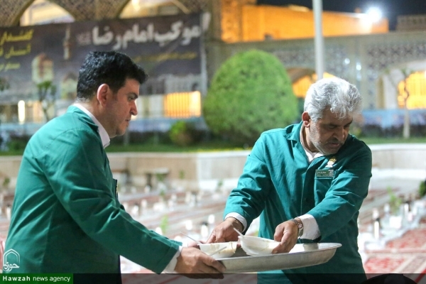 زائرین اور مجاورین حرم امام رضا(ع) کے بابرکت دسترخوان پر مہمان
