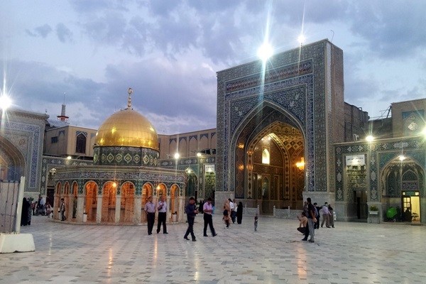 عراق کے نائب وزیر وفد کے ہمراہ حرم امام رضا(ع) کی زیارت سے مشرف
