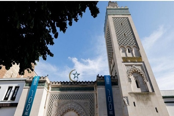 پیرس کی جامع مسجد کی طرف سے اولمپک مشعل کی میزبانی