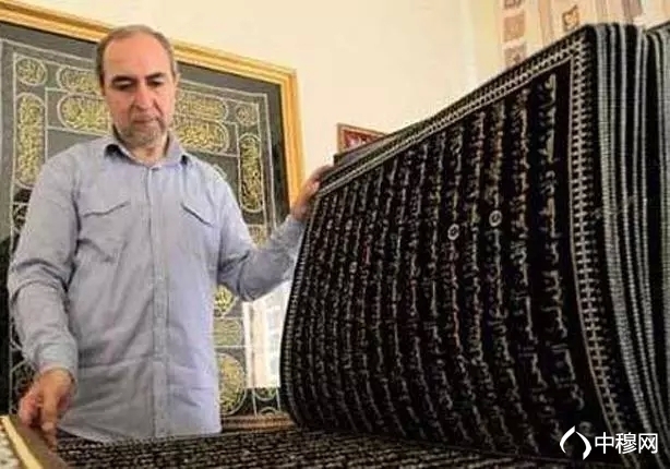 叙利亚书法家穆罕默德·麦赫尔·哈迪里完成了全球首部用丝线在布上