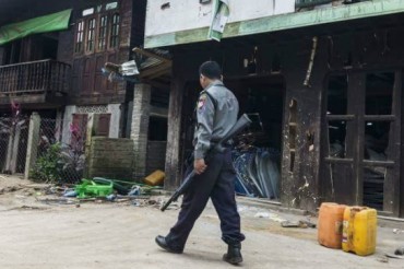 缅甸警察部署在罗兴亚穆斯林居住区