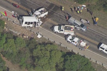 美国得州教堂巴士发生车祸12人死亡