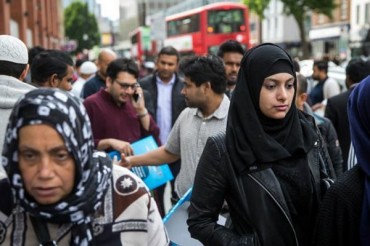 英国人举行游行活动声援受反伊斯兰影响的受害者