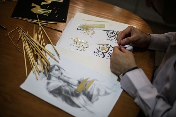 巴勒斯坦艺术家创新运用麦秆设计经文与诗歌