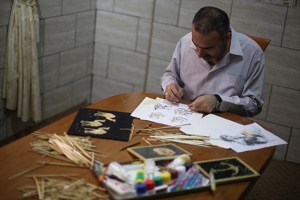 巴勒斯坦艺术家创新运用麦秆设计经文与诗歌