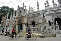 Touristenattraktion in Bangladesch: Moschee mit 32 Minaretten + Video und Fotos
