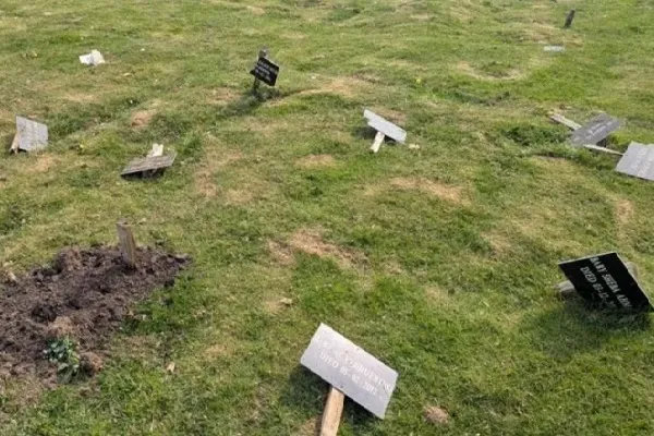Crime Horrendo’: Dezenas de Túmulos São Vandalizados em Cemitério Muçulmano em Watford