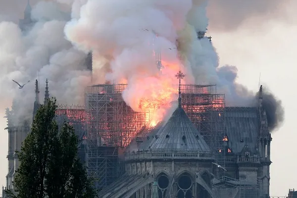 Notre-Dame  Katedral'inin yeniden yapılandırılma çalışmaları için çağrı