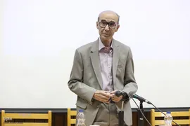 علی‌اشرف صادقی زبان‌شناس ایرانی، استاد بازنشستهٔ دانشگاه تهران و عضو پیوستهٔ فرهنگستان زبان و ادب فارسی