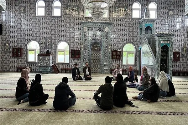 Hollandiya məscidləri qeyri-müsəlmanları qəbul edib